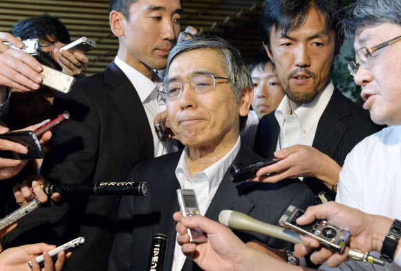 구로다 하루히코(가운데) 일본중앙은행 총재.    도쿄 AP 연합뉴스