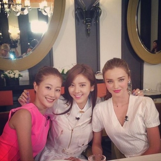 모델 이현이, 가수 손담비, 모델 미란다 커가 다정한 포즈로 카메라를 응시하고 있다./미란다 커 인스타그램