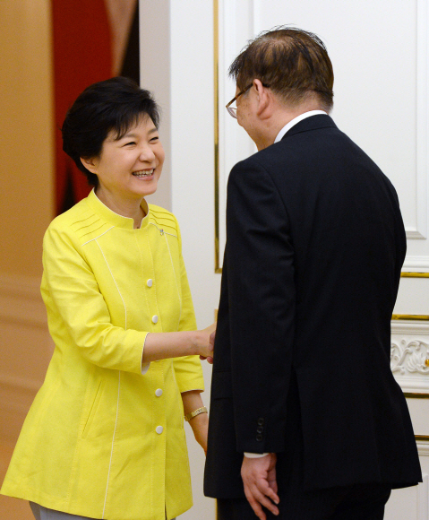 박근혜 대통령이 14일 청와대에서 중국의 탕자쉬안 전 국무위원을 접견하고 있다.  청와대사진기자단