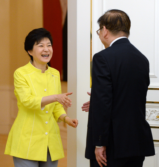 박근혜 대통령이 14일 청와대에서 중국의 탕자쉬안 전 국무위원을 접견하고 있다.  청와대사진기자단