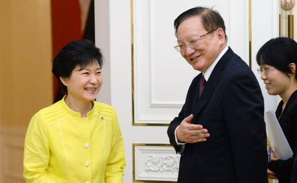 박근혜 대통령이 14일 청와대에서 중국의 탕자쉬안 전 국무위원을 접견하고 있다. 청와대사진기자단