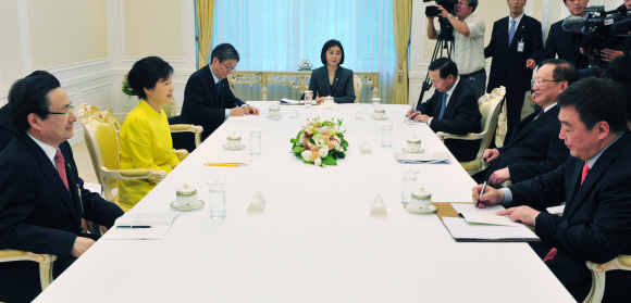 박근혜 대통령이 14일 청와대에서 중국의 탕자쉬안 전 국무위원을 접견하고 있다. 청와대사진기자단