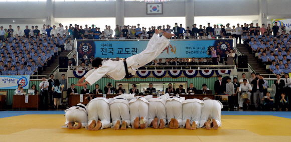 14일 경기도 용인시 기흥구 언남동 법무연수원에서 열린 전국교도관 무도대회에서 경기시작에 앞서 유도시범단으로 나선 교도관들이 낙법 시연을 하고 있다.  손형준 boltagoo@seoul.co.kr