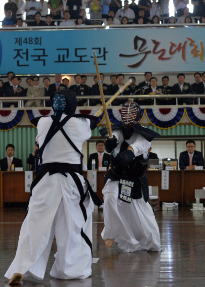 14일 경기도 용인시 기흥구 언남동 법무연수원에서 열린 전국교도관 무도대회에서 경기시작에 앞서 교도관들이 검도 시범을 보이고 있다.  손형준 boltagoo@seoul.co.kr