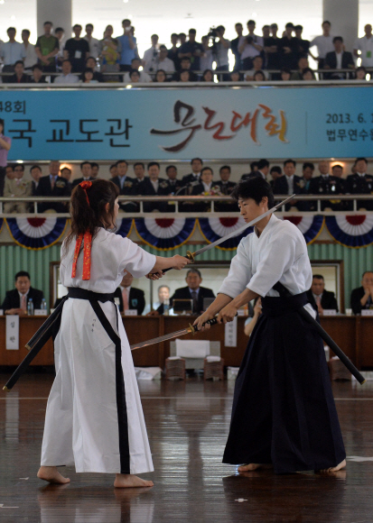 14일 경기도 용인시 기흥구 언남동 법무연수원에서 열린 전국교도관 무도대회에서 경기시작에 앞서 교도관들이 검도 시범을 보이고 있다.  손형준 boltagoo@seoul.co.kr