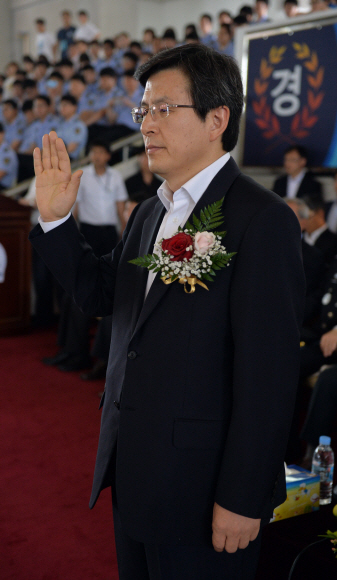 14일 경기도 용인시 기흥구 언남동 법무연수원에서 열린 전국교도관 무도대회에서 황교안 법무부장관이 손을 든 채 전국 교도소 및 구치소 대표로 나선 선수들의 선서를 받고 있다. 손형준 boltagoo@seoul.co.kr