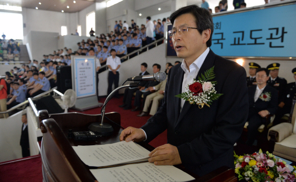 황교안 법무부장관이 14일 경기도 용인시 기흥구 언남동 법무연수원에서 열린 전국교도관 무도대회에서 축사를 하고 있다.  손형준 boltagoo@seoul.co.kr