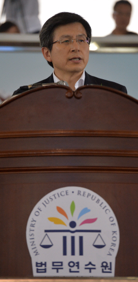 황교안 법무부장관이 14일 경기도 용인시 기흥구 언남동 법무연수원에서 열린 전국교도관 무도대회에서 축사를 하고 있다.  손형준 boltagoo@seoul.co.kr