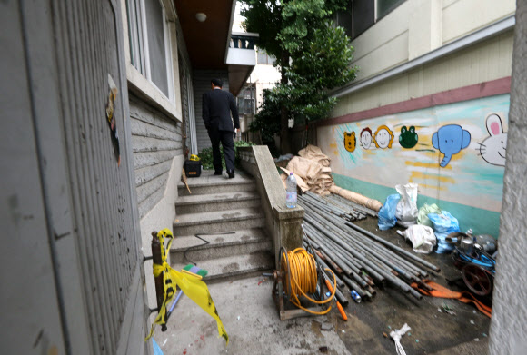 증거물 확보하는 경찰 14일 오전 부산 수영구 민락동 동방오거리 근처에서 탈주범 이대우(46)의 흔적이 발견돼 경찰이 증거물을 수집하고 있다.  연합뉴스