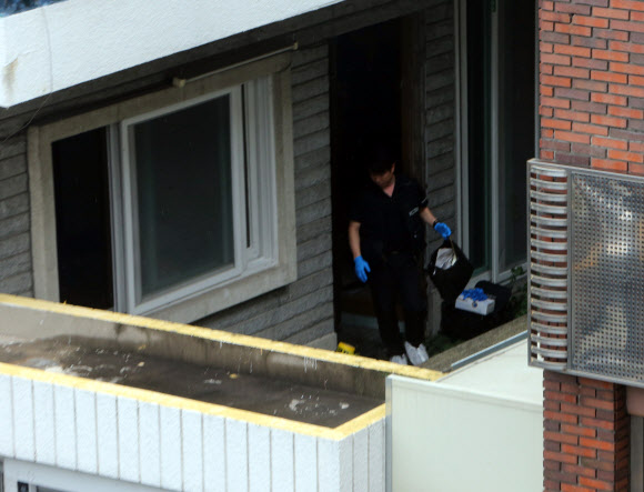 증거물 확보하는 경찰 14일 오전 부산 수영구 민락동 동방오거리 근처에서 탈주범 이대우(46)의 흔적이 발견돼 경찰이 증거물을 수집하고 있다.  연합뉴스