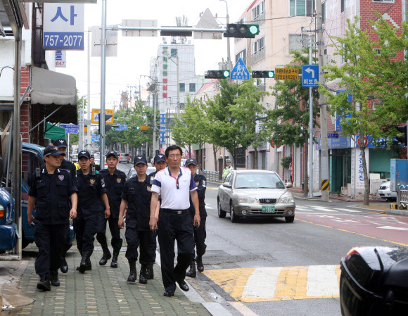 14일 오전 부산 수영구 민락동 동방오거리 근처에서 탈주범 이대우(46)의 흔적이 발견돼 경찰이 대대적인 수색에 나서고 있다. 연합뉴스