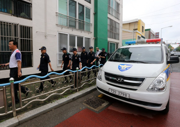 14일 오전 부산 수영구 민락동 동방오거리 근처에서 탈주범 이대우(46)의 흔적이 발견돼 경찰이 대대적인 수색에 나서고 있다. 연합뉴스