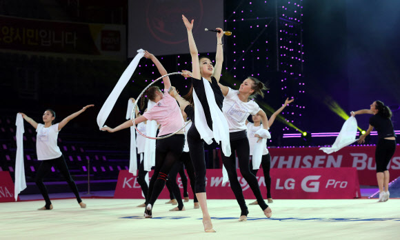 ‘리듬체조 요정’ 손연재가 14일 오후 경기도 고양체육관에서 열린 리듬체조 갈라쇼 ‘LG휘센 리드믹 올스타즈 2013’ 미디어 공개 리허설에서 연기를 펼치고 있다.