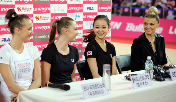 ‘리듬체조 요정’ 손연재 등 출전 선수들이 14일 오후 경기도 고양체육관에서 열린 리듬체조 갈라쇼 ‘LG휘센 리드믹 올스타즈 2013’ 미디어 공개 리허설을 마친 뒤 취재진의 질문에 답하고 있다.