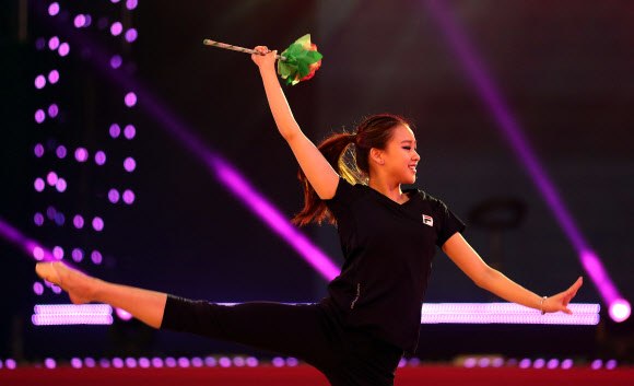‘리듬체조 요정’ 손연재가 14일 오후 경기도 고양체육관에서 열린 리듬체조 갈라쇼 ‘LG휘센 리드믹 올스타즈 2013’ 미디어 공개 리허설에서 연기를 펼치고 있다.