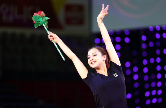 ‘리듬체조 요정’ 손연재가 14일 오후 경기도 고양체육관에서 열린 리듬체조 갈라쇼 ‘LG휘센 리드믹 올스타즈 2013’ 미디어 공개 리허설에서 연기를 펼치고 있다.