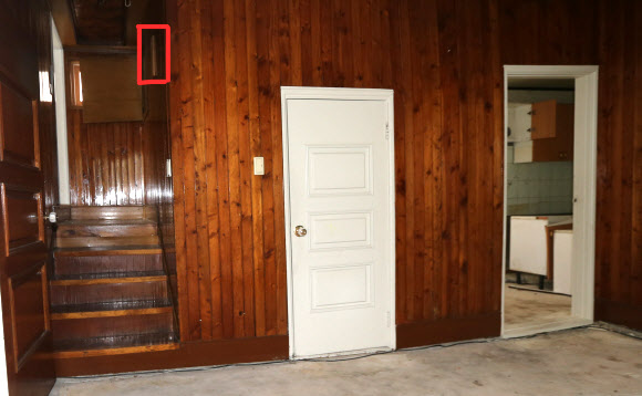 이대우가 숨어있던 ‘중간 다락방’ 14일 탈주범 이대우(46)의 흔적이 부산에서 발견돼 경찰이 대대적인 수색에 나섰다. 사진은 이대우가 머문 부산 수영구 민락동의 철거중인 폐가로 붉게 표시된 부분이 1층과 2층사이 중간 다락방으로 가는 입구. 연합뉴스