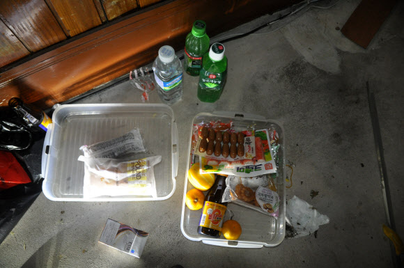 탈주범 이대우 은신처에서 발견된 유류품 탈주범 이대우가 부산에 잠입한 것으로 확인된 가운데 이대우의 은신처였던 부산 수영구 민락동의 한 재건축 주택에서 발견된 식품과 음료수. 연합뉴스