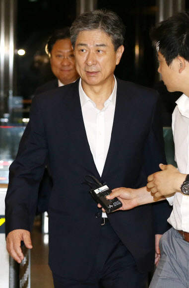 건설업자 윤모씨의 로비 대상으로 지목된 서종욱 전 대우건설 사장이 16일 오전 서울 서대문구 미근동 경찰청에서 조사를 받고 청사 밖으로 나서고 있다.   연합뉴스