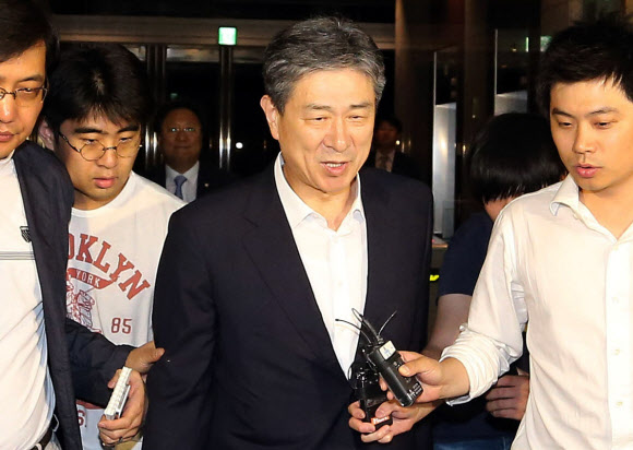 건설업자 윤모씨의 로비 대상으로 지목된 서종욱 전 대우건설 사장이 16일 오전 서울 서대문구 미근동 경찰청에서 조사를 받고 청사 밖으로 나서며 취재진 질문에 답하고 있다.  연합뉴스