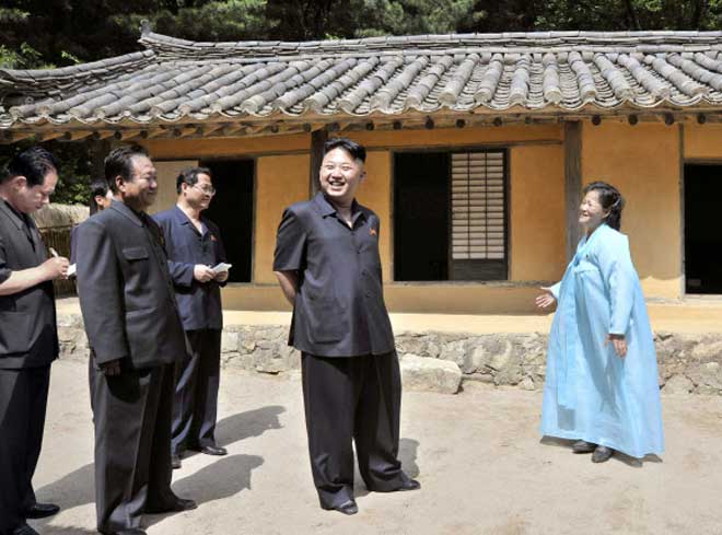 김정은 국방위원회 제1위원장이 평안북도 창성에 위치한 유평혁명사적지를 최근 시찰했다고 조선중앙통신이 16일 보도했다. 평양 조선중앙통신=연합뉴스