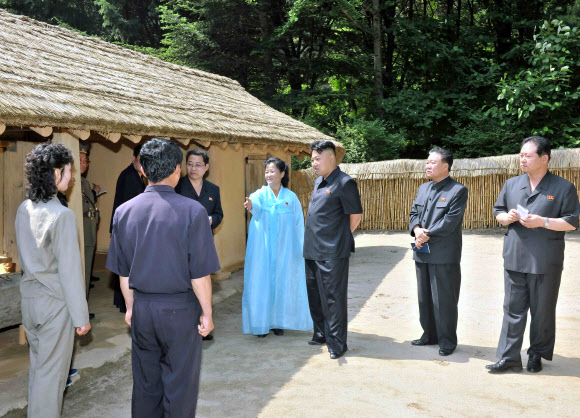 김정은 국방위원회 제1위원장이 평안북도 창성에 위치한 유평혁명사적지를 최근 시찰했다고 조선중앙통신이 16일 보도했다.  평양 조선중앙통신=연합뉴스