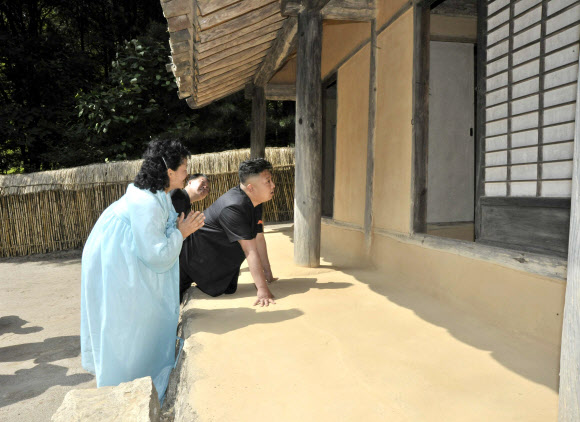 김정은 국방위원회 제1위원장이 평안북도 창성에 위치한 유평혁명사적지를 최근 시찰했다고 조선중앙통신이 16일 보도했다.   평양 조선중앙통신=연합뉴스