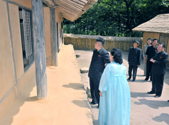 김정은 국방위원회 제1위원장이 평안북도 창성에 위치한 유평혁명사적지를 최근 시찰했다고 조선중앙통신이 16일 보도했다. 평양 조선중앙통신=연합뉴스