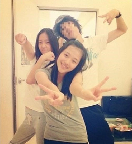 설리와 크리스탈이 연습생 시절 찍은 사진이 온라인에서 화제다. <br>출처=온라인 커뮤니티