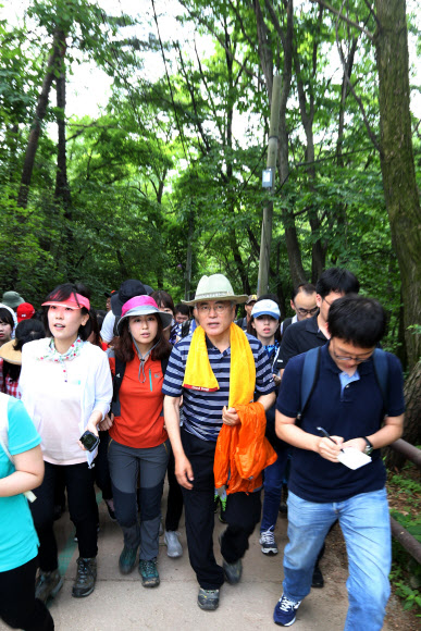 문재인 민주당 의원(오른쪽 두번째)이 16일 오전 서울 강북구 북한산 둘레길에서 대선 당시 출입기자들과 등산을 하고 있다.  연합뉴스