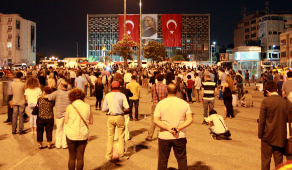 탁심광장 점령한 ‘스탠딩맨’ 침묵 시위대  터키 반정부 시위의 중심인 이스탄불 탁심광장에서 아무 말도 없고 아무런 행동도 하지 않는 ‘스탠딩 맨’ 침묵시위가 벌어졌다. 이런 평화적 시위는 터키의 새로운 시위 방식으로 전국에서 참여하고 있다. 시위에 참여한 시민들은 가만히 서 있으면서 경찰의 과잉진압을 비난하고 표현과 집회의 자유를 주장했다.  연합뉴스