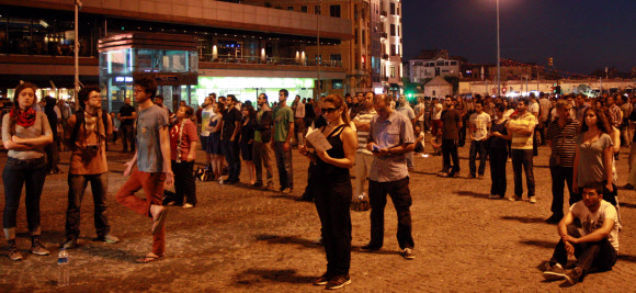 탁심광장 점령한 ‘스탠딩맨’ 침묵 시위대  터키 반정부 시위의 중심인 이스탄불 탁심광장에서 아무 말도 없고 아무런 행동도 하지 않는 ‘스탠딩 맨’ 침묵시위가 벌어졌다. 이런 평화적 시위는 터키의 새로운 시위 방식으로 전국에서 참여하고 있다. 시위에 참여한 시민들은 가만히 서 있으면서 경찰의 과잉진압을 비난하고 표현과 집회의 자유를 주장했다.  연합뉴스