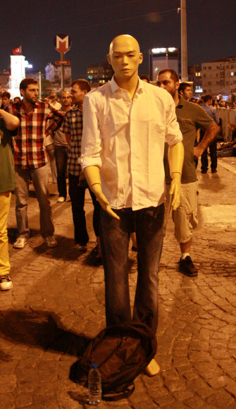 탁심광장 점령한 ‘스탠딩맨’ 침묵 시위대  터키 반정부 시위의 중심인 이스탄불 탁심광장에서 아무 말도 없고 아무런 행동도 하지 않는 ‘스탠딩 맨’ 침묵시위가 벌어졌다. 이런 평화적 시위는 터키의 새로운 시위 방식으로 전국에서 참여하고 있다. 시위에 참여한 시민들은 가만히 서 있으면서 경찰의 과잉진압을 비난하고 표현과 집회의 자유를 주장했다.  연합뉴스