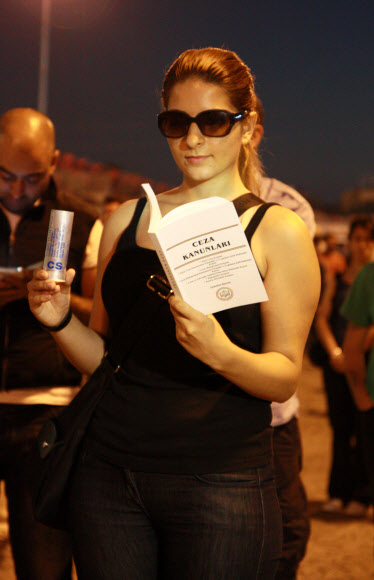 탁심광장 점령한 ‘스탠딩맨’ 침묵 시위대  터키 반정부 시위의 중심인 이스탄불 탁심광장에서 아무 말도 없고 아무런 행동도 하지 않는 ‘스탠딩 맨’ 침묵시위가 벌어졌다. 이런 평화적 시위는 터키의 새로운 시위 방식으로 전국에서 참여하고 있다. 시위에 참여한 시민들은 가만히 서 있으면서 경찰의 과잉진압을 비난하고 표현과 집회의 자유를 주장했다.  연합뉴스