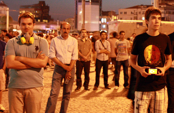 탁심광장 점령한 ‘스탠딩맨’ 침묵 시위대  터키 반정부 시위의 중심인 이스탄불 탁심광장에서 아무 말도 없고 아무런 행동도 하지 않는 ‘스탠딩 맨’ 침묵시위가 벌어졌다. 이런 평화적 시위는 터키의 새로운 시위 방식으로 전국에서 참여하고 있다. 시위에 참여한 시민들은 가만히 서 있으면서 경찰의 과잉진압을 비난하고 표현과 집회의 자유를 주장했다.  연합뉴스