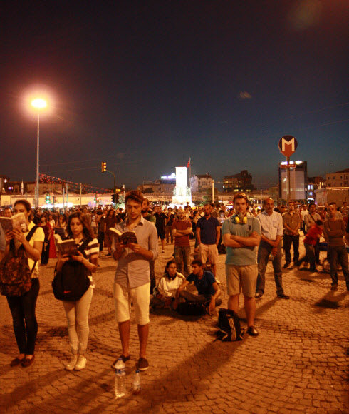 탁심광장 점령한 ‘스탠딩맨’ 침묵 시위대  터키 반정부 시위의 중심인 이스탄불 탁심광장에서 아무 말도 없고 아무런 행동도 하지 않는 ‘스탠딩 맨’ 침묵시위가 벌어졌다. 이런 평화적 시위는 터키의 새로운 시위 방식으로 전국에서 참여하고 있다. 시위에 참여한 시민들은 가만히 서 있으면서 경찰의 과잉진압을 비난하고 표현과 집회의 자유를 주장했다.  연합뉴스