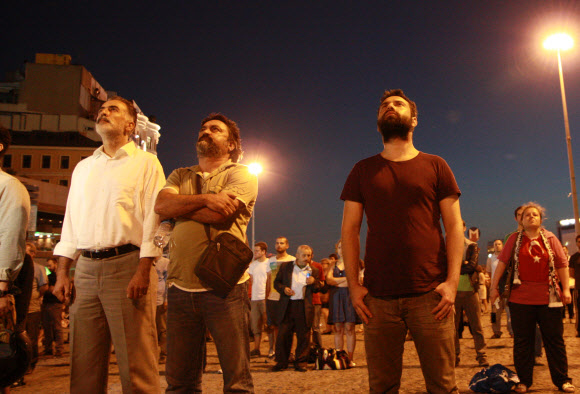 탁심광장 점령한 ‘스탠딩맨’ 침묵 시위대  터키 반정부 시위의 중심인 이스탄불 탁심광장에서 아무 말도 없고 아무런 행동도 하지 않는 ‘스탠딩 맨’ 침묵시위가 벌어졌다. 이런 평화적 시위는 터키의 새로운 시위 방식으로 전국에서 참여하고 있다. 시위에 참여한 시민들은 가만히 서 있으면서 경찰의 과잉진압을 비난하고 표현과 집회의 자유를 주장했다.  연합뉴스