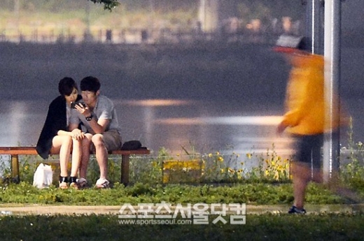 박지성과 김민지가 한강 둔치 벤치에 앉아 축구 경기를 관람하고 있다.<br>임영무 기자