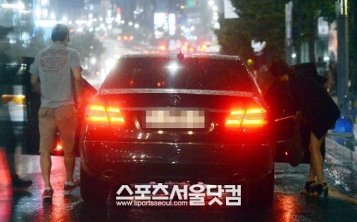 박지성이 연인 김민지를 집에 데려다주기 위해 차에 오르고 있다.<br>이새롬 기자