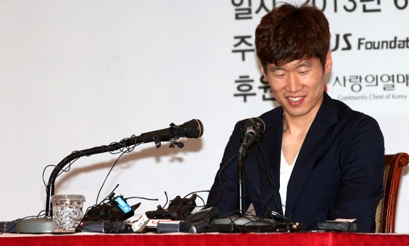 20일 오전 경기도 수원월드컵경기장 컨벤션웨딩홀에서 열애설에 휩싸인 박지성(32·퀸스파크 레인저스)이 기자회견을 열고 SBS 김민지아나운서 와의 열애 사실을 밝히고 있다. 연합뉴스