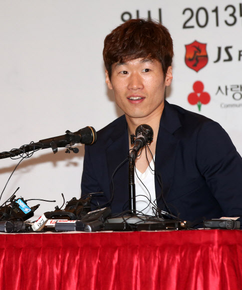 20일 오전 경기도 수원월드컵경기장 컨벤션웨딩홀에서 열애설에 휩싸인 박지성(32·퀸스파크 레인저스)이 기자회견을 열고 SBS 김민지아나운서 와의 열애 사실을 밝히고 있다. 연합뉴스