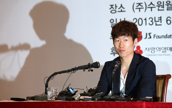 20일 오전 경기도 수원월드컵경기장 컨벤션웨딩홀에서 열애설에 휩싸인 박지성(32·퀸스파크 레인저스)이 기자회견을 열고 SBS 김민지아나운서 와의 열애 사실을 밝히고 있다. 연합뉴스