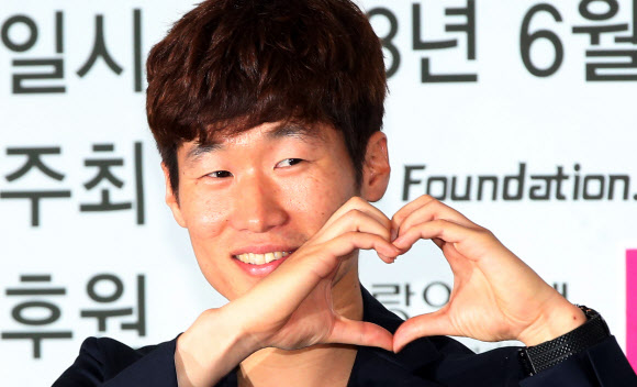 20일 오전 경기도 수원월드컵경기장 컨벤션웨딩홀에서 열애설에 휩싸인 박지성(32·퀸스파크 레인저스)이 기자회견을 열고 SBS 김민지 아나운서와의 열애 사실을 밝히며 손으로 하트 모양을 만들고 있다. 박지성은 그러나 축구 국가대표팀 복귀에 대해서는 부정적인 의견을 밝혔다. 연합뉴스