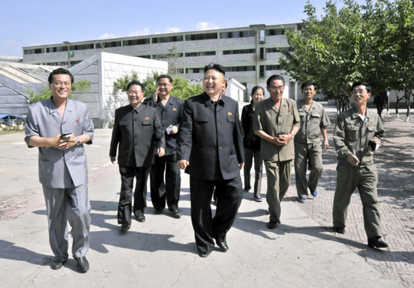 북한 김정은 국방위원회 제1위원장이 평안남도 안주시에 있는 남흥청년화학연합기업소를 현지지도했다고 노동신문이 20일 전했다. 연합뉴스