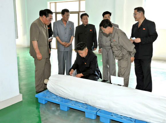 북한 김정은 국방위원회 제1위원장이 평안남도 안주시에 있는 남흥청년화학연합기업소를 현지지도했다고 노동신문이 20일 전했다. 연합뉴스