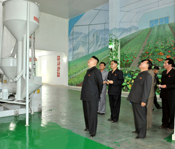 북한 김정은 국방위원회 제1위원장이 평안남도 안주시에 있는 남흥청년화학연합기업소를 현지지도했다고 노동신문이 20일 전했다. 연합뉴스