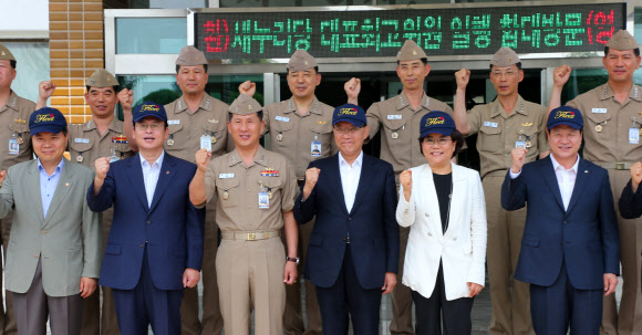 해군 장병들과 기념촬영하는 황우여 대표 연합뉴스