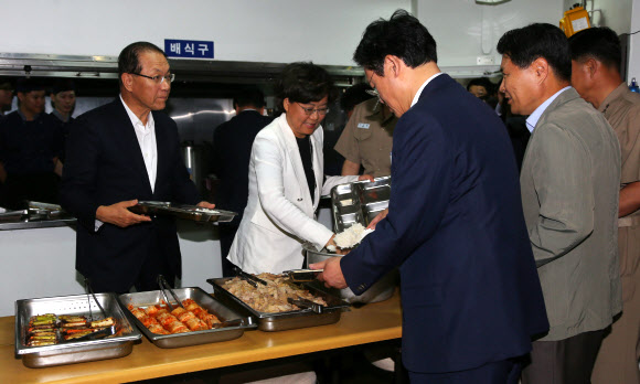 밥 담는 황우여 대표와 최고위원들 황우여 새누리당 대표와 이혜훈 최고위원, 정우택 최고위원, 홍문종 사무총장이 20일 동해 군항을 찾아 구축함 광개토대왕함에서 장병들과 함께 식판에 밥을 담고 있다.  연합뉴스