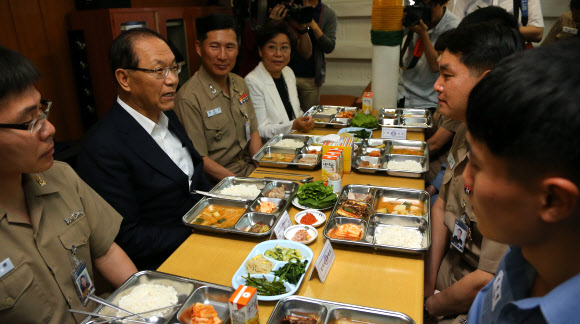 해군 장병 격려하는 황우여 대표 황우여 새누리당 대표가 20일 해군1함대사령부 현장최고위원회의를 마치고 동해 군항을 찾아 구축함 광개토대왕함에서 장병들과 오찬을 함께 하며 격려하고 있다. 연합뉴스