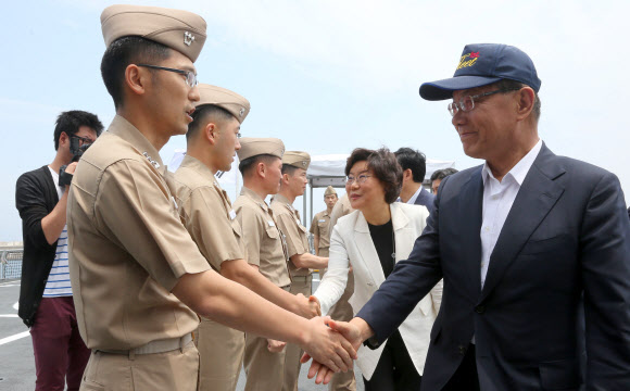광개토대왕함 장병들 격려하는 황우여 대표 황우여 새누리당 대표가 20일 동해 군항을 찾아 구축함 광개토대왕함 장병들과 악수하며 격려하고 있다.  연합뉴스